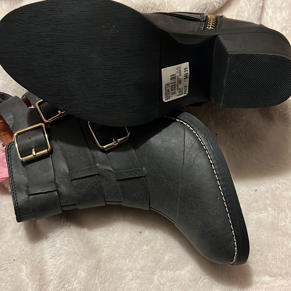 Bootys - Picture 3 of 3